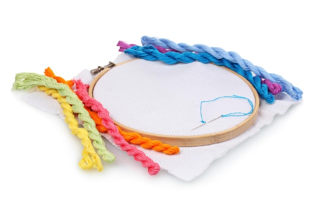 Ręka haftująca delikatny wzór na lnie